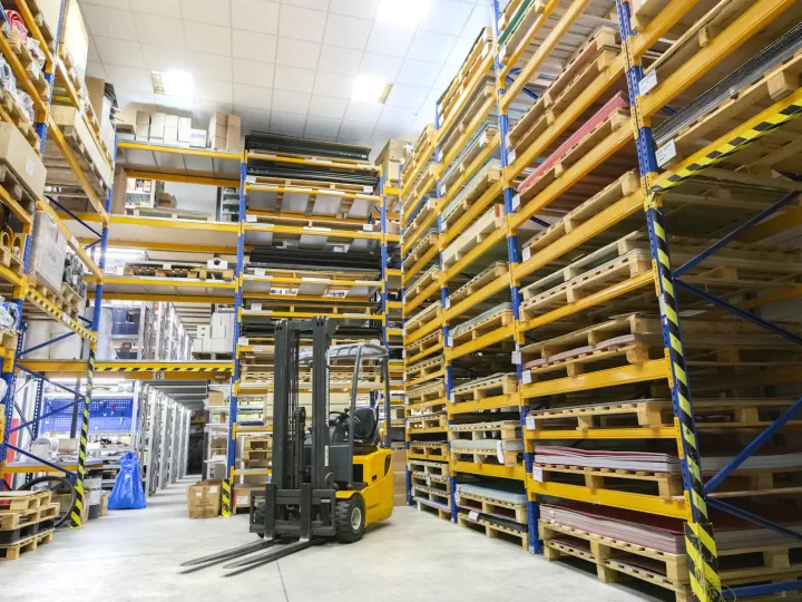 Nhà kho lớn chứa nhiều pallet hàng