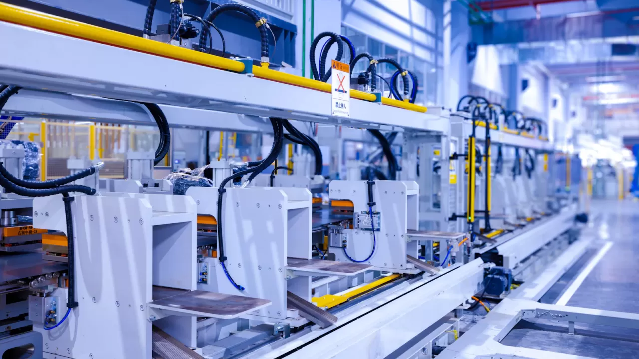 Nhà xưởng với nhiều máy móc