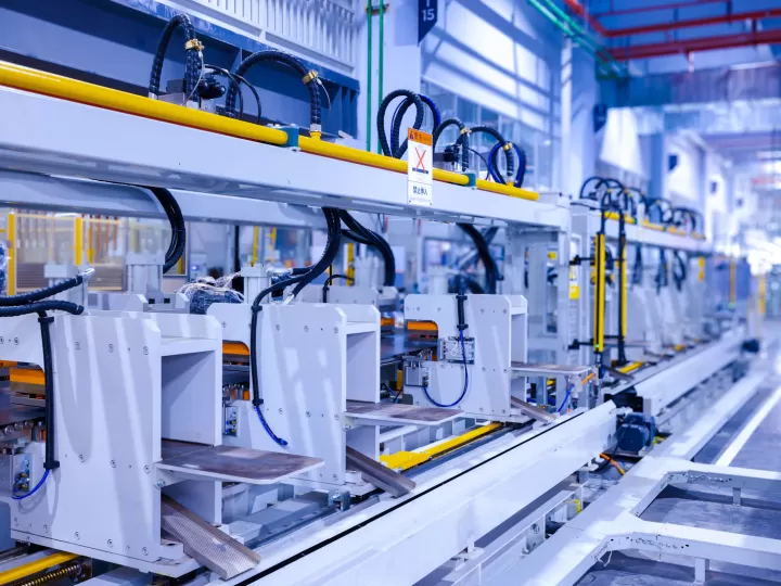 Nhà xưởng với nhiều máy móc