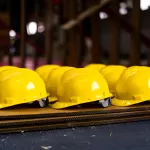 Nhiều mũ bảo hộ vàng xếp thẳng hàng