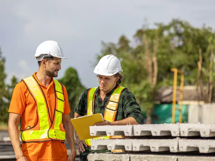 Nhóm kỹ thuật viên trao đổi bản vẽ tại công trình