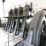 Tổ máy phát điện lớn đặt trong nhà