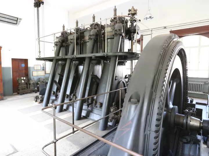 Tổ máy phát điện lớn đặt trong nhà