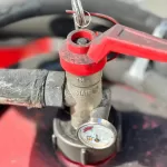 Van đỏ và đồng hồ áp suất của máy nén khí