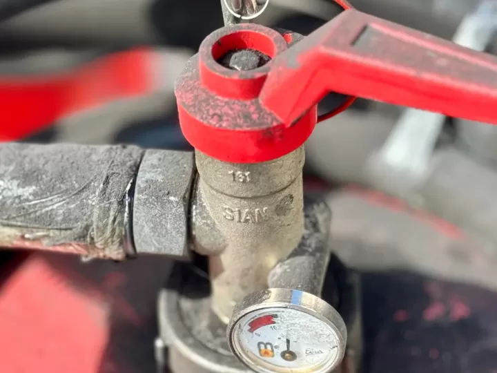 Van đỏ và đồng hồ áp suất của máy nén khí