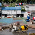 Xe bồn trộn bê tông vàng tại công trình