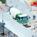 Xe bồn trộn bê tông xanh trắng tại công trình