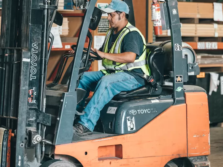 Xe nâng dầu màu đỏ