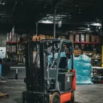 Xe nâng điện đỗ trong nhà kho
