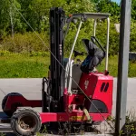 Xe nâng đỏ đỗ ngoài trời trên nền bê tông