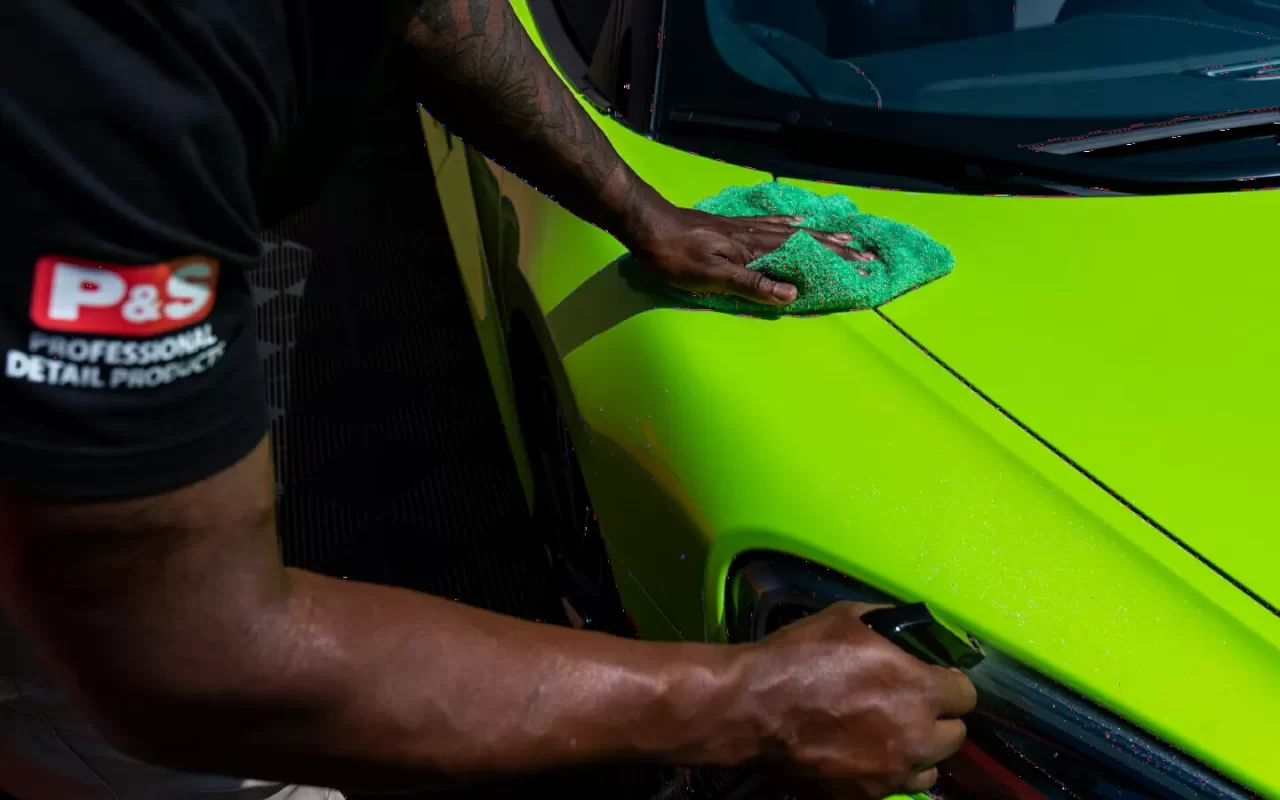 Phủ ceramic hay wax? Nên chọn gì cho xe của bạn