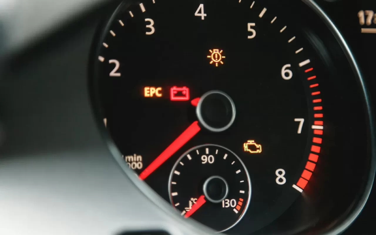 Đèn Check Engine sáng: có chạy tiếp được không?