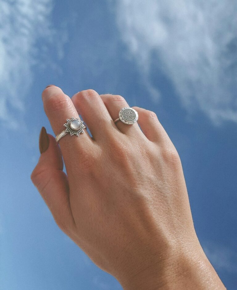 Bàn tay đeo nhẫn bạc