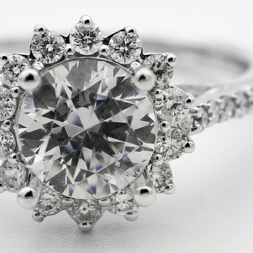 Nhẫn cầu hôn Halo Thiên Hà moissanite – cận cảnh macro