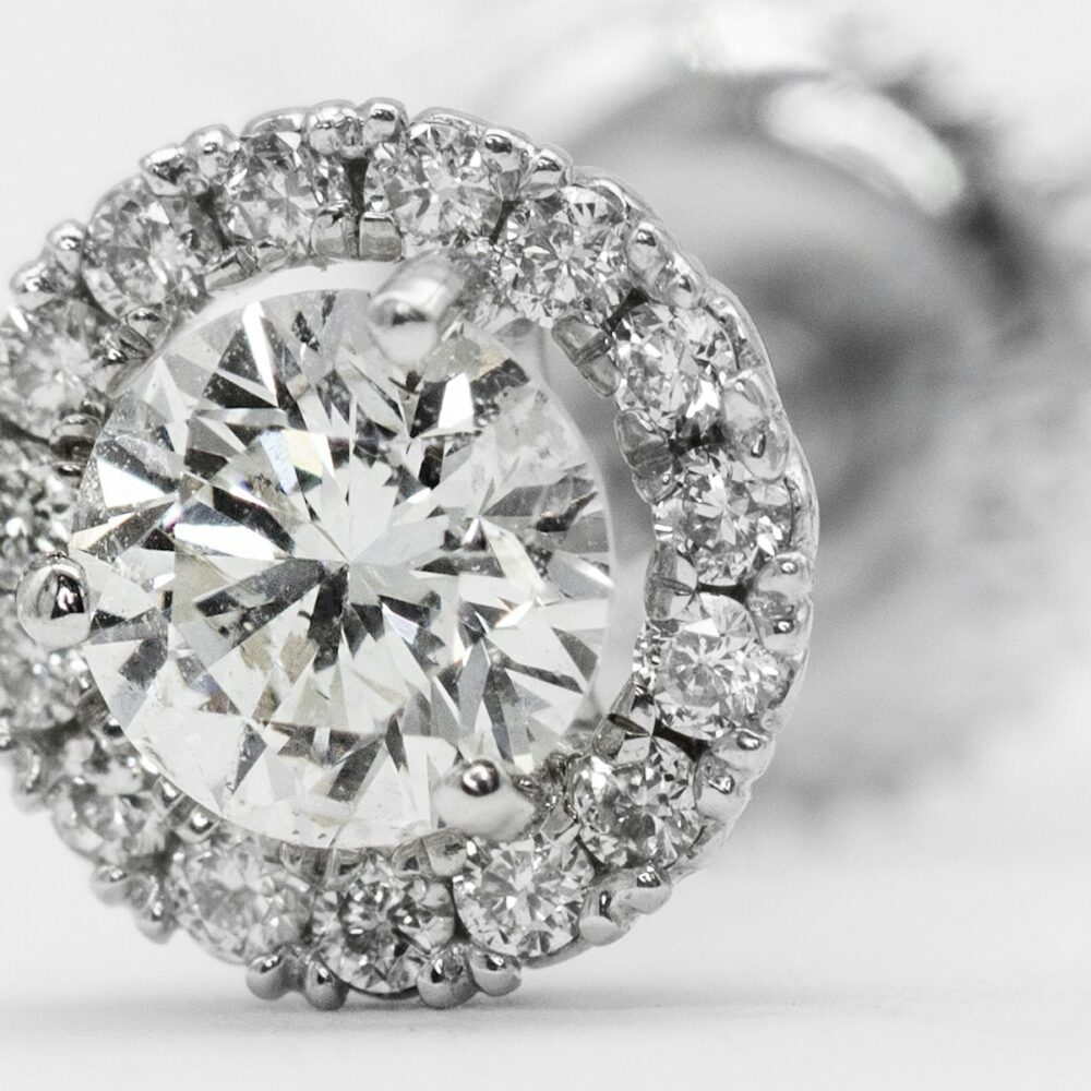 Bông tai kim cương Tinh Tú vàng trắng 18K – cận cảnh macro
