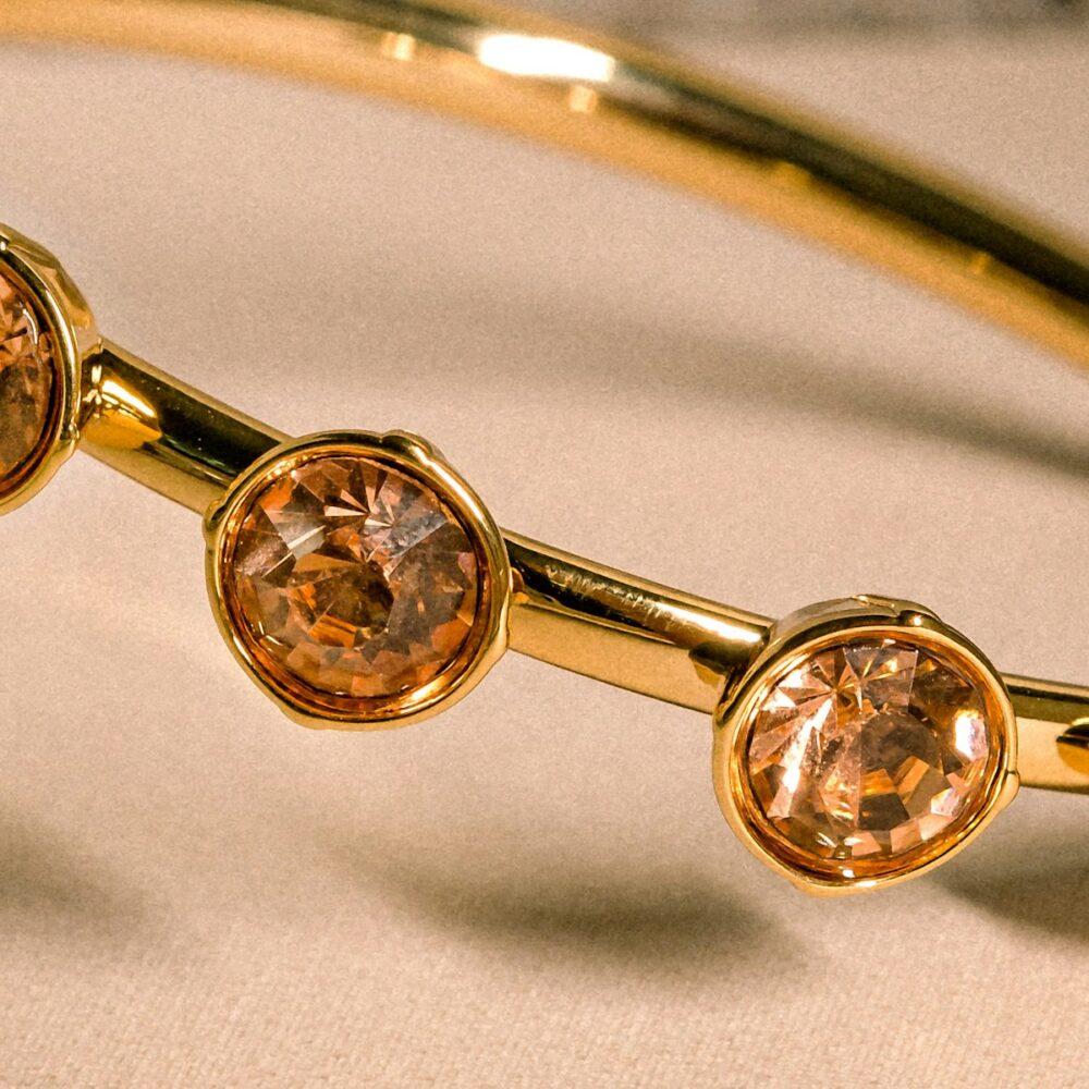 Vòng tay vàng 18K Đoá Hồng – cận cảnh macro