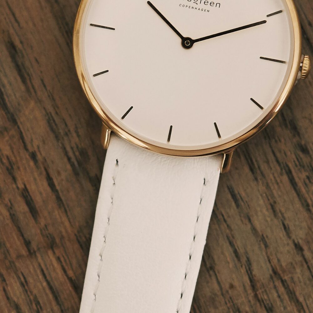 Aurelis Petite 32mm dây da trắng – cận cảnh macro