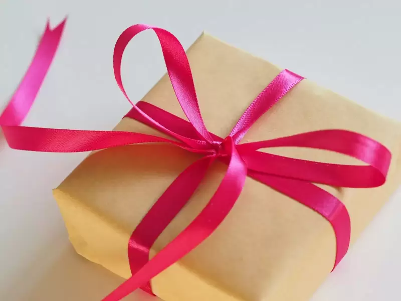 Hộp quà nâu thắt ruy băng hồng