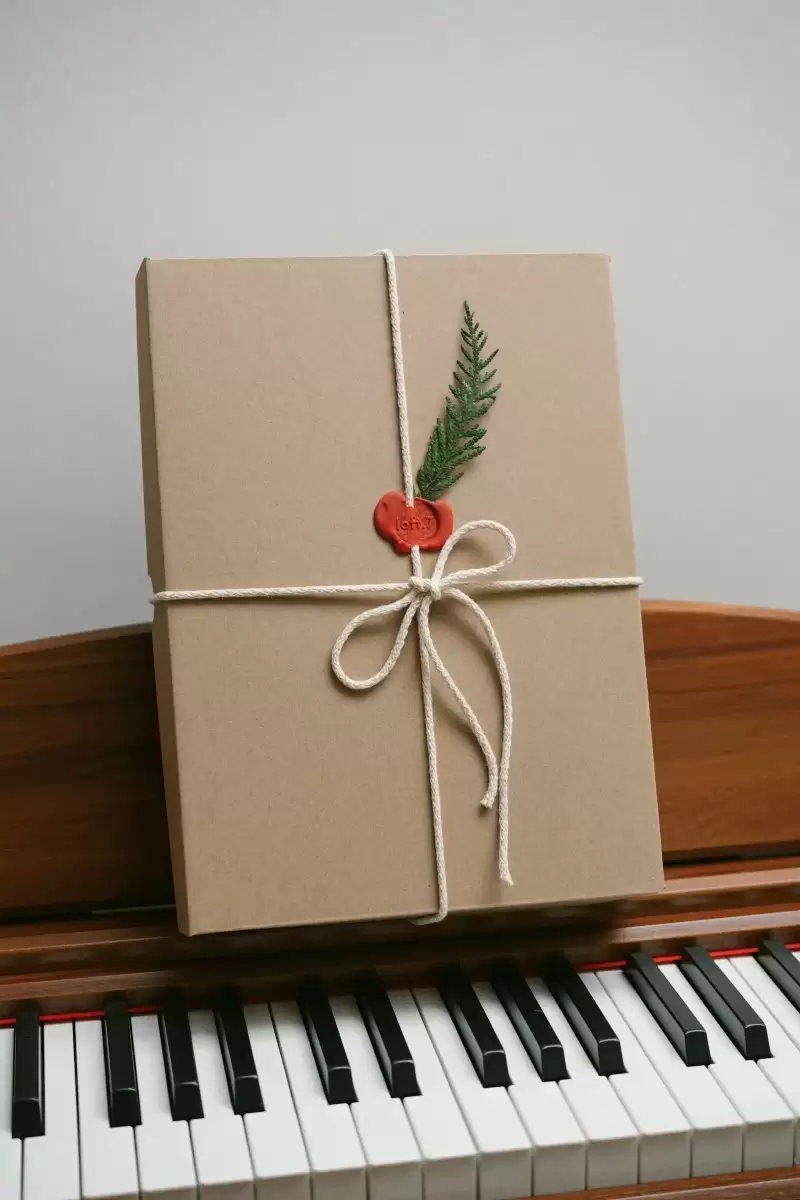 Hộp quà trang trí đặt trên phím đàn piano