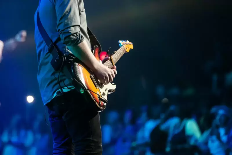 Nghệ sĩ chơi guitar điện trên sân khấu