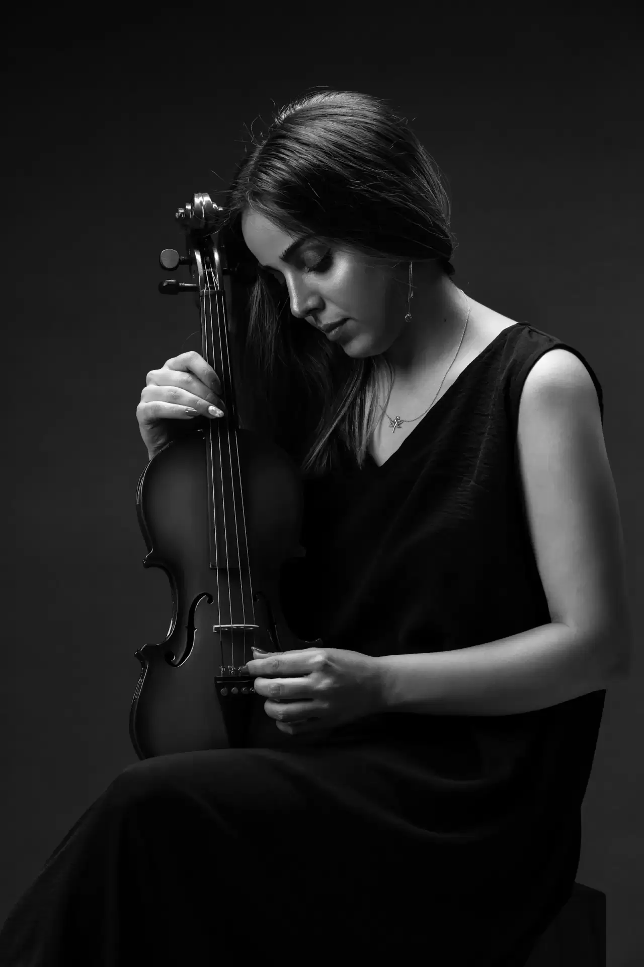 Nữ nghệ sĩ áo đen đang chơi violin