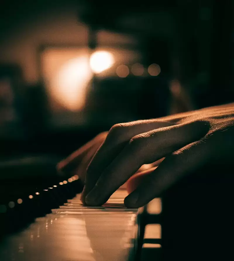 Cận cảnh bàn tay đặt trên phím đàn piano