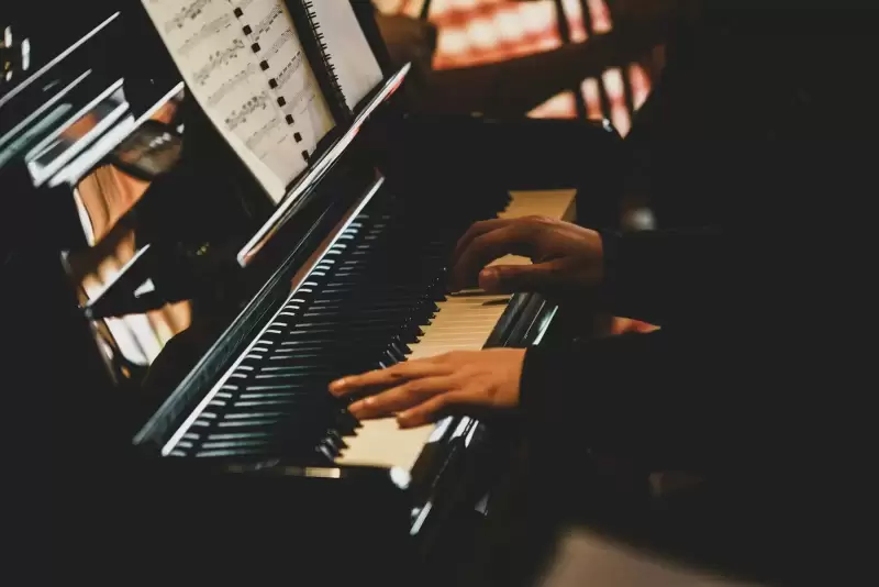 Người chơi piano trong căn phòng tối