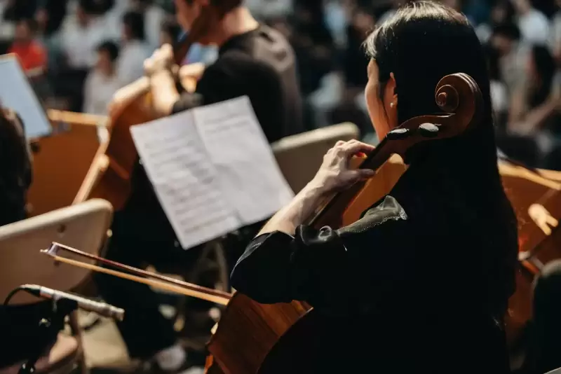 Nữ nghệ sĩ violin trước dàn nhạc