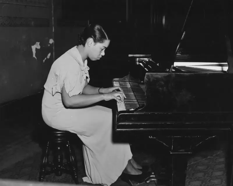 Nghệ sĩ piano biểu diễn trong căn phòng mờ