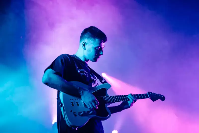 Nam nghệ sĩ áo đen biểu diễn guitar điện