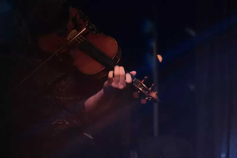Nghệ sĩ kéo violin vào buổi tối