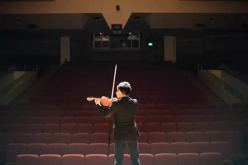 Nghệ sĩ violin biểu diễn trước sân khấu