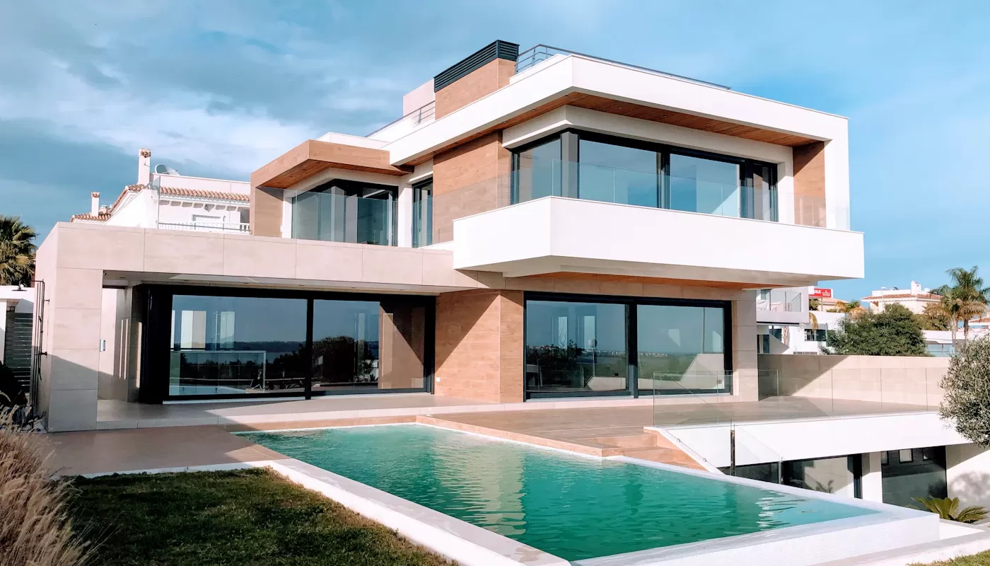 Nhà phố hiện đại hai tầng mặt tiền bê tông trắng và gỗ