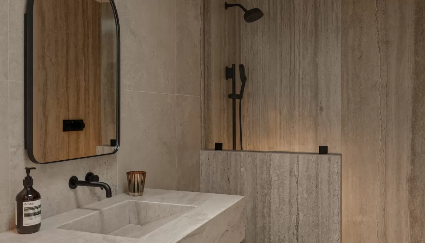 Phòng tắm ốp đá tự nhiên, bàn lavabo gỗ