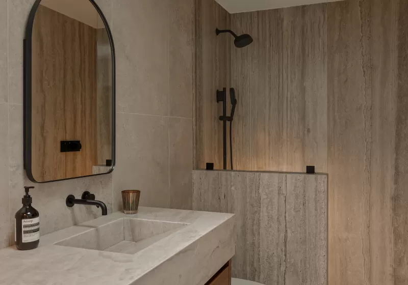 Phòng tắm ốp đá tự nhiên, bàn lavabo gỗ