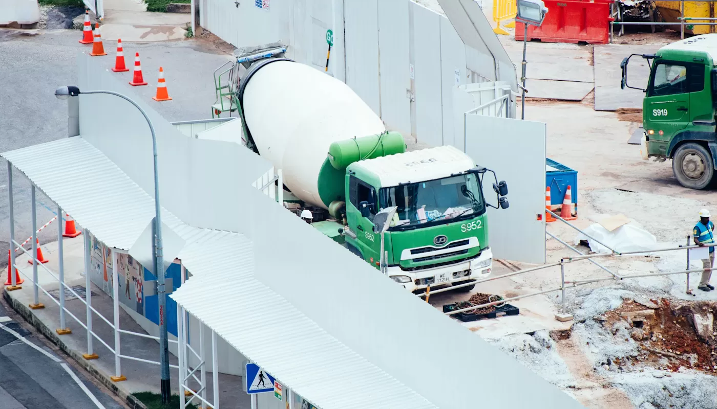 Xe bồn bê tông chuẩn bị đổ sàn