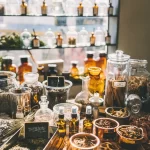 Kệ lọ thủy tinh đựng thảo mộc khô trong tiệm dược liệu