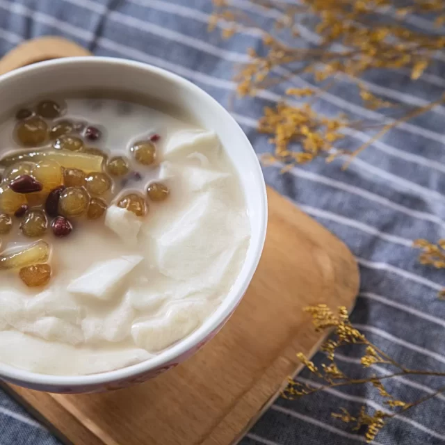 Chén chè trắng ngà trong bát sứ, gợi món yến chưng đường phèn