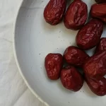 Táo đỏ khô trong đĩa sứ trắng