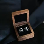 Hộp gỗ óc chó mở nắp lót nhung đen
