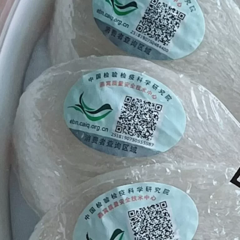 Khay tổ yến trắng được xếp ngay ngắn