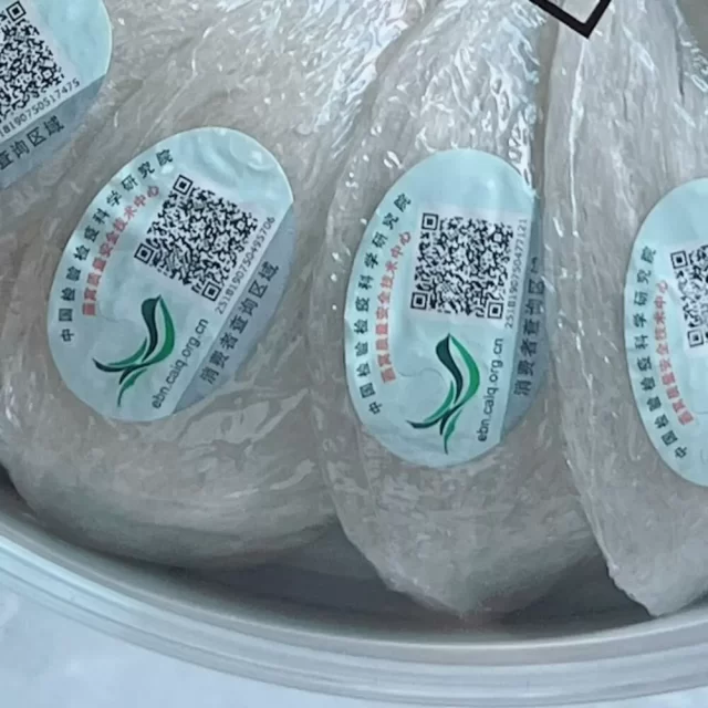 Cận cảnh tổ yến trắng với sợi mịn trong khay tròn