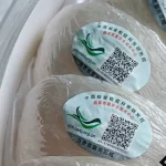 Tổ yến rút lông tinh chế đặt trong khay, nhìn từ trên xuống