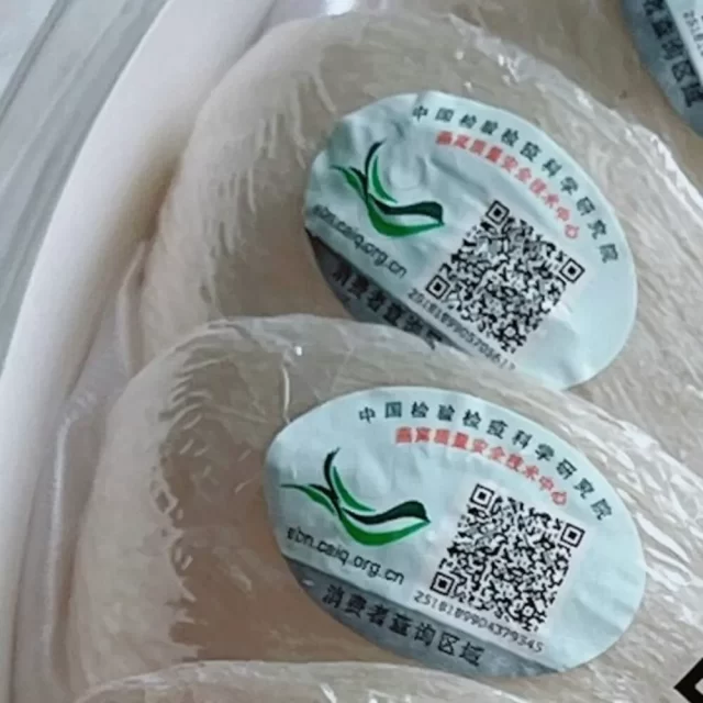 Tổ yến rút lông tinh chế đặt trong khay, nhìn từ trên xuống