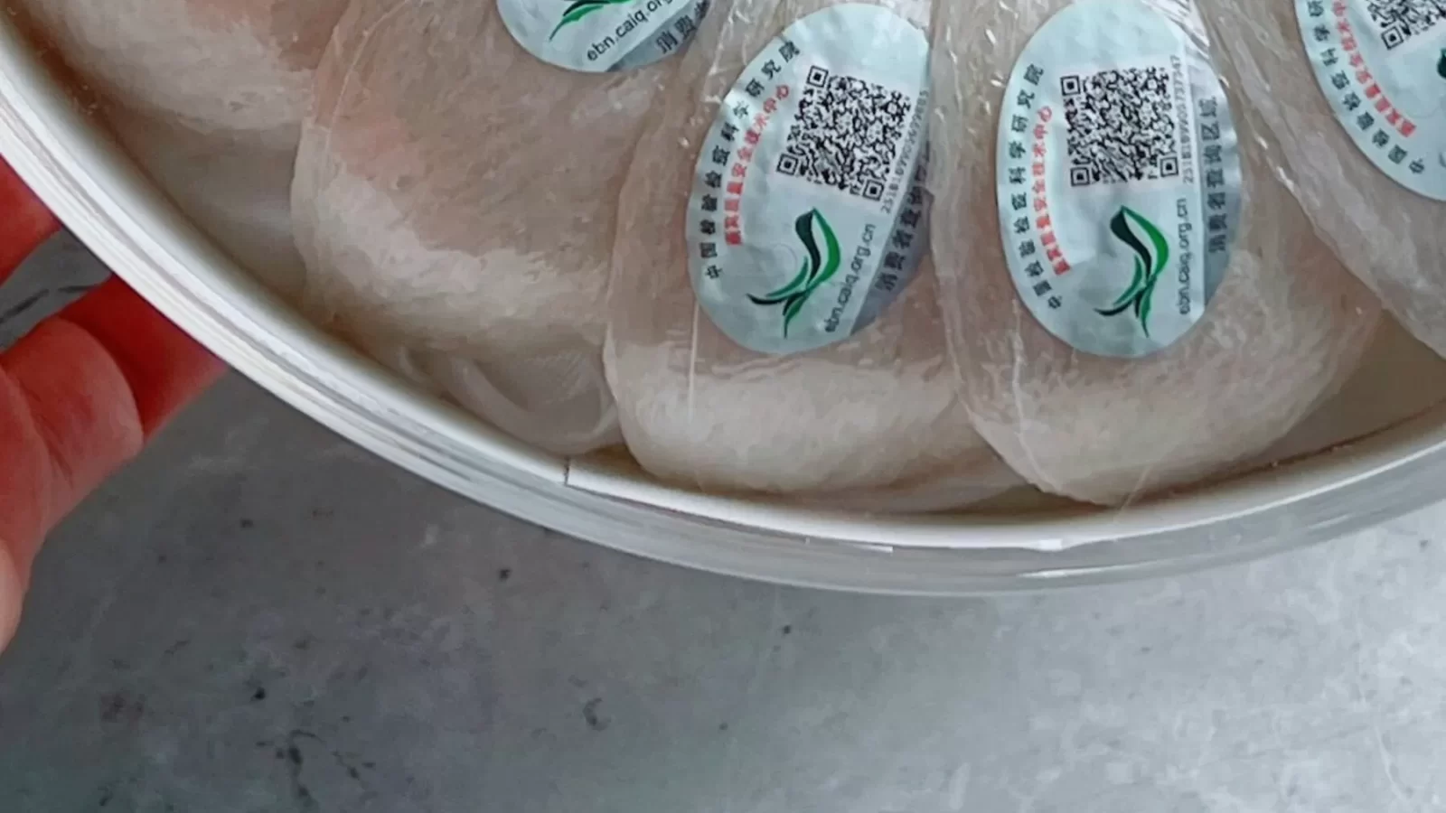 Khay tổ yến trắng được xếp tròn, đặc sản yến sào Khánh Hòa
