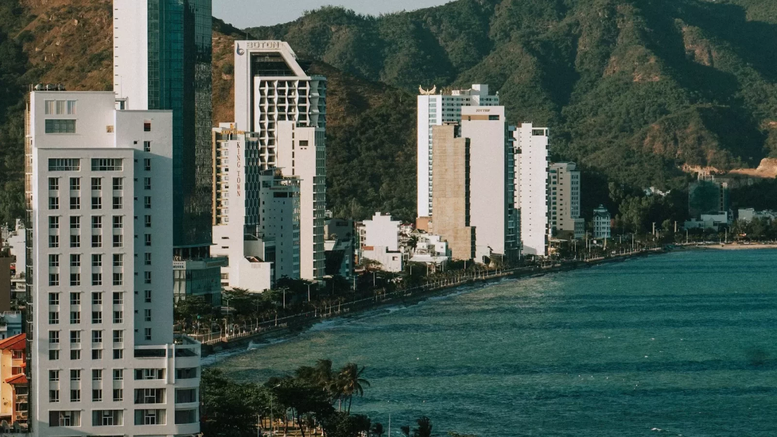 Toàn cảnh thành phố biển Nha Trang nhìn từ trên cao, vùng có nhiều nhà yến