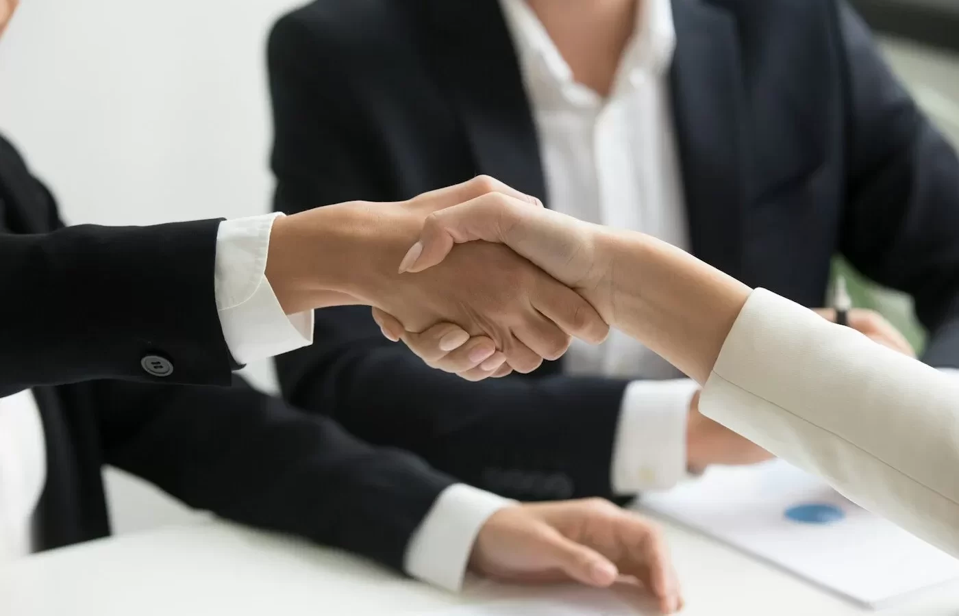 Hai doanh nhân bắt tay sau buổi gặp gỡ, gợi ý quà tặng đối tác