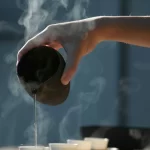 Rót trà nóng bốc khói vào những chén sứ nhỏ
